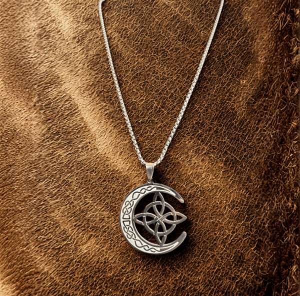 Collier Croissant de Lune Celtique – Acier Inoxydable