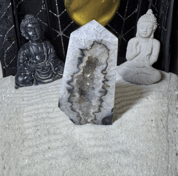 Tranche d’Onyx Noir et Blanc – Équilibre, Force et Élégance Naturelle