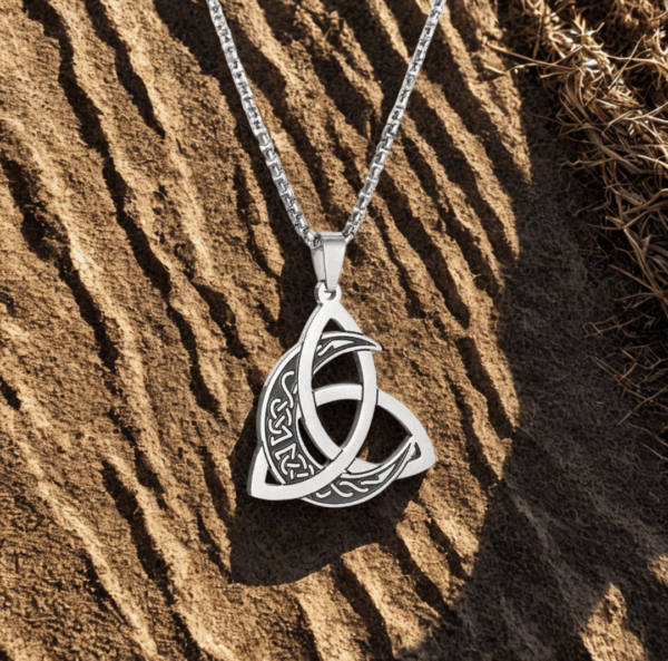 Collier Triquetra Celtique et Lune – Harmonie, Protection et Énergie Lunaire