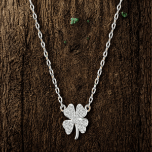 Collier Trèfle Porte-Bonheur – Alliage de Zinc et Zircons