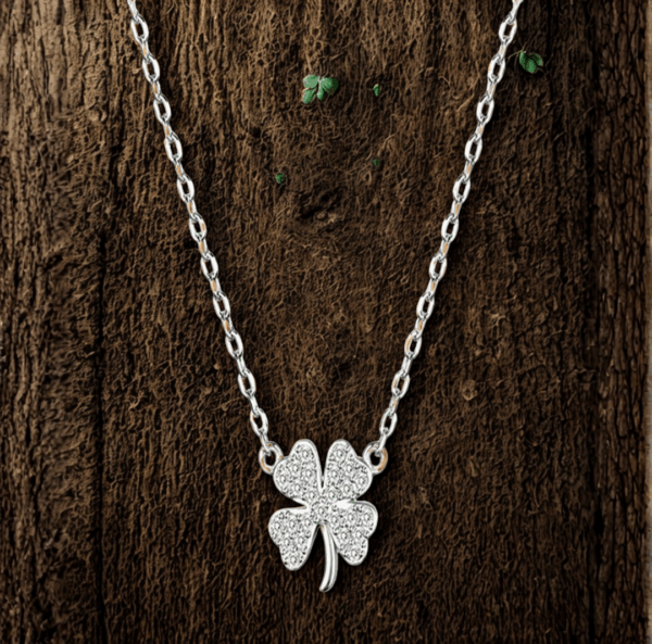 Collier Trèfle Porte-Bonheur – Alliage de Zinc et Zircons